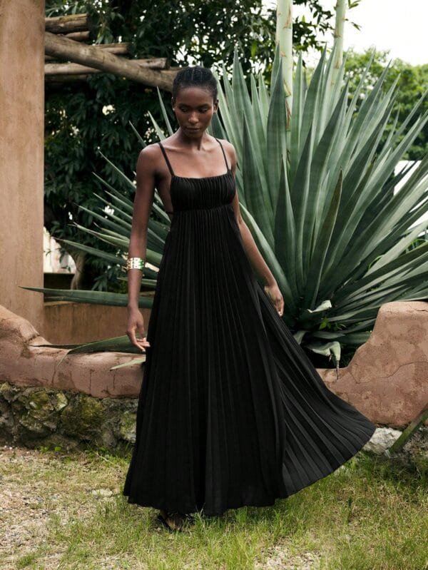 Maija Vestido de Praia Feminino para Verão, na Cor Preta, Estilo Minimalista Boêmio, Cor Sólida, Sem Manga, Com Alça, Vestido Plissado Feminino