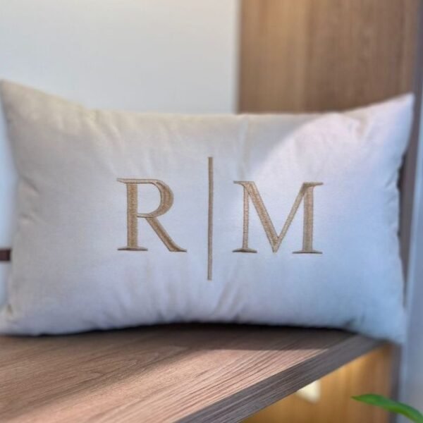 Almofada Personalizada Inicial Casal Bordada (01 UNIDADE) 50x30 Com Enchimento Cama Posta