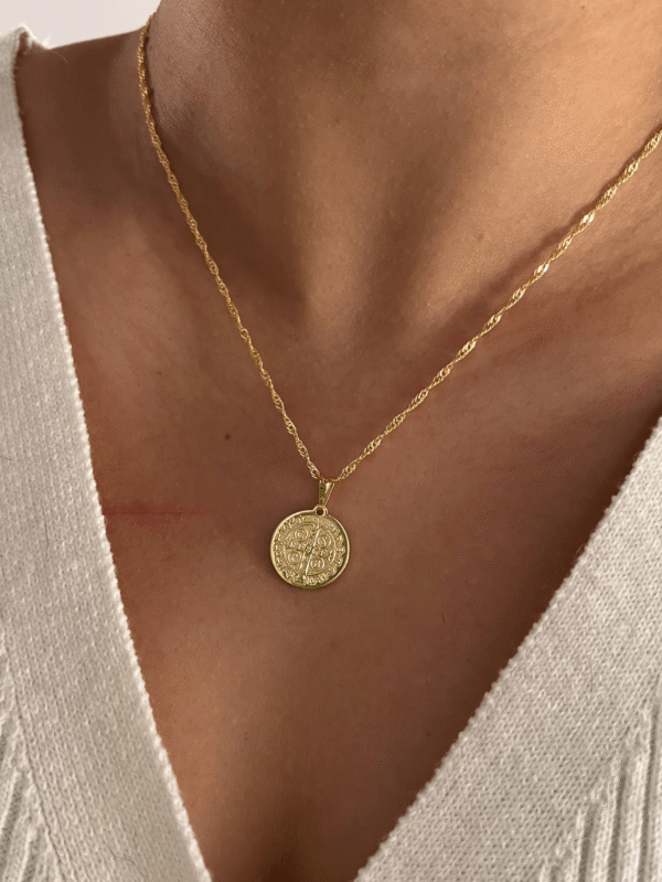 Colar Medalha de São Bento Dourado Folheado a Ouro