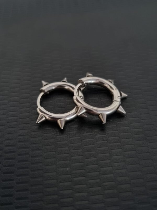 Par de Brincos Argola com Spike Punk Rock Cor Prata Aço Inox Antialérgico
