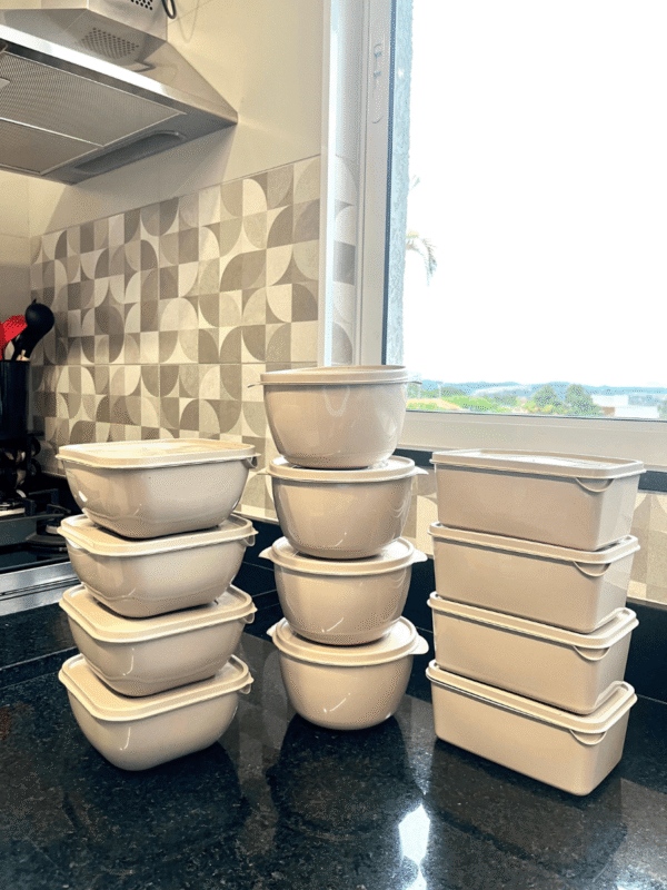 Kit 12 Potes Plásticos - Formatos Variados - Vai ao Micro-ondas, Freezer e Lava-louças - 1 Litro