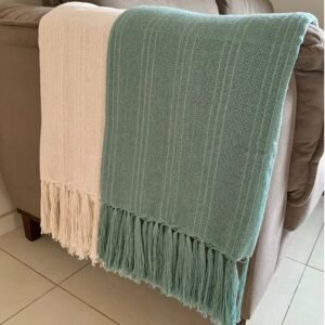 Kit com 2 mantas pistache e cru luxo para sofás camas 100%algodão 1,20mx1,80m tear mineiro artesanal