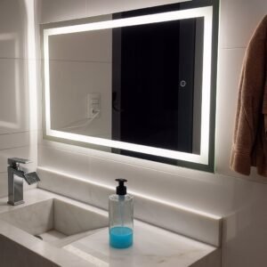 Espelho grande retangular com led jateado e botãotouch liga desliga 80x50 cm