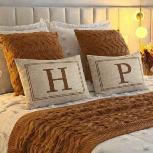 Almofadas letras iniciais em linho bege /decoração quarto